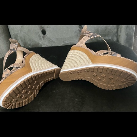 Michael Kors wedges for summer color nude like new - Picture 2 of 3